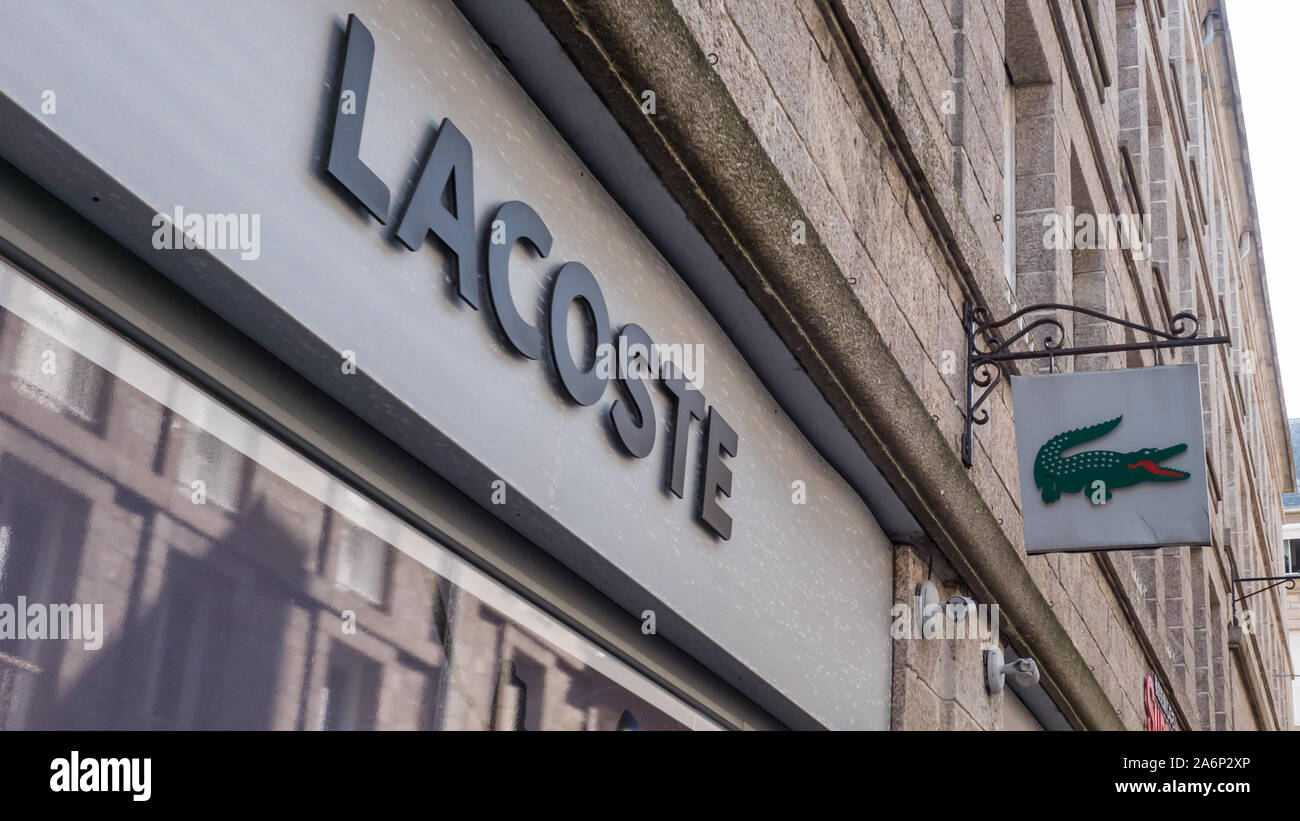 Logo marque Lacoste, Saint Malo, France 9-8-10 Photo Stock - Alamy