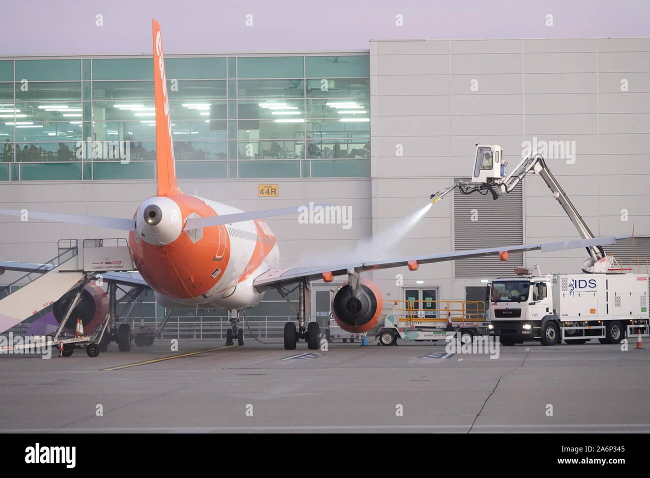 Aéroport de Luton. 28 octobre 2019. Les avions de la flotte d'easyJet sont dégivrées ce matin froid et gelé Banque D'Images