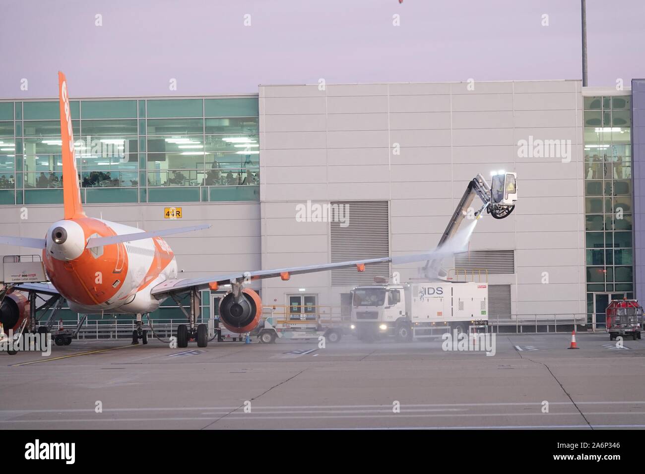 Aéroport de Luton. 28 octobre 2019. Les avions de la flotte d'easyJet sont dégivrées ce matin froid et gelé Banque D'Images