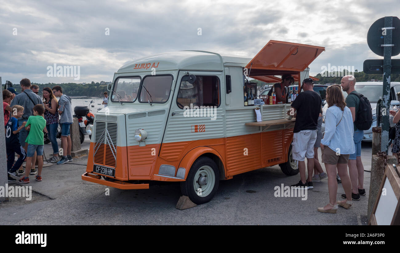L'alimentation de rue en France : French food truck Cancale, France 2019-08-08 Banque D'Images