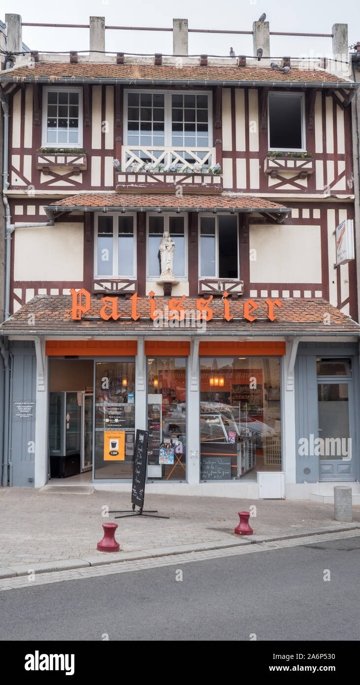 Belle ancienne pâtisserie française : délicieux aliment sucré Granville, France 2019-08-08 Banque D'Images