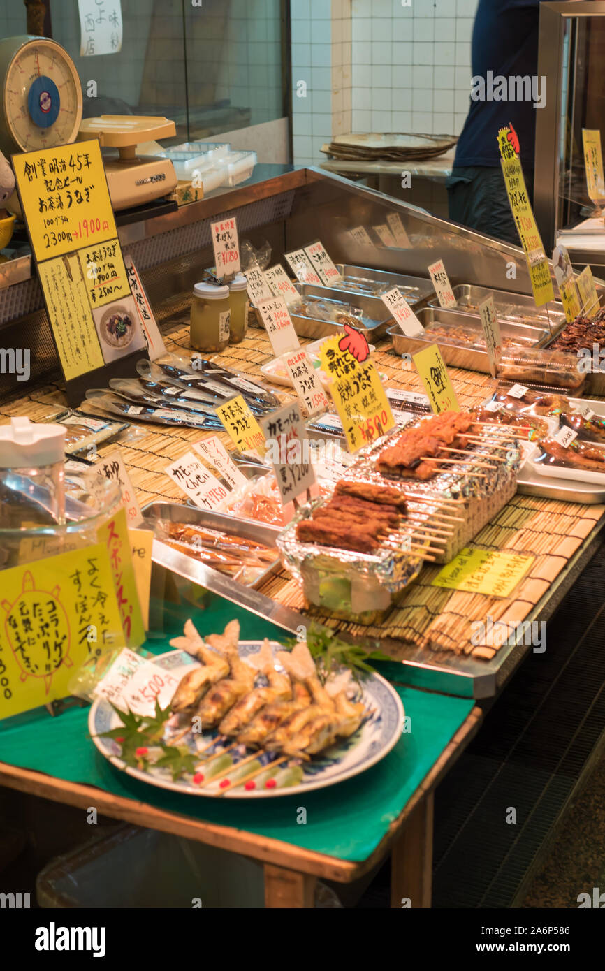 L'alimentation de rue dans un marché traditionnel, Kyoto, Japon, le 3 août 2019 Banque D'Images