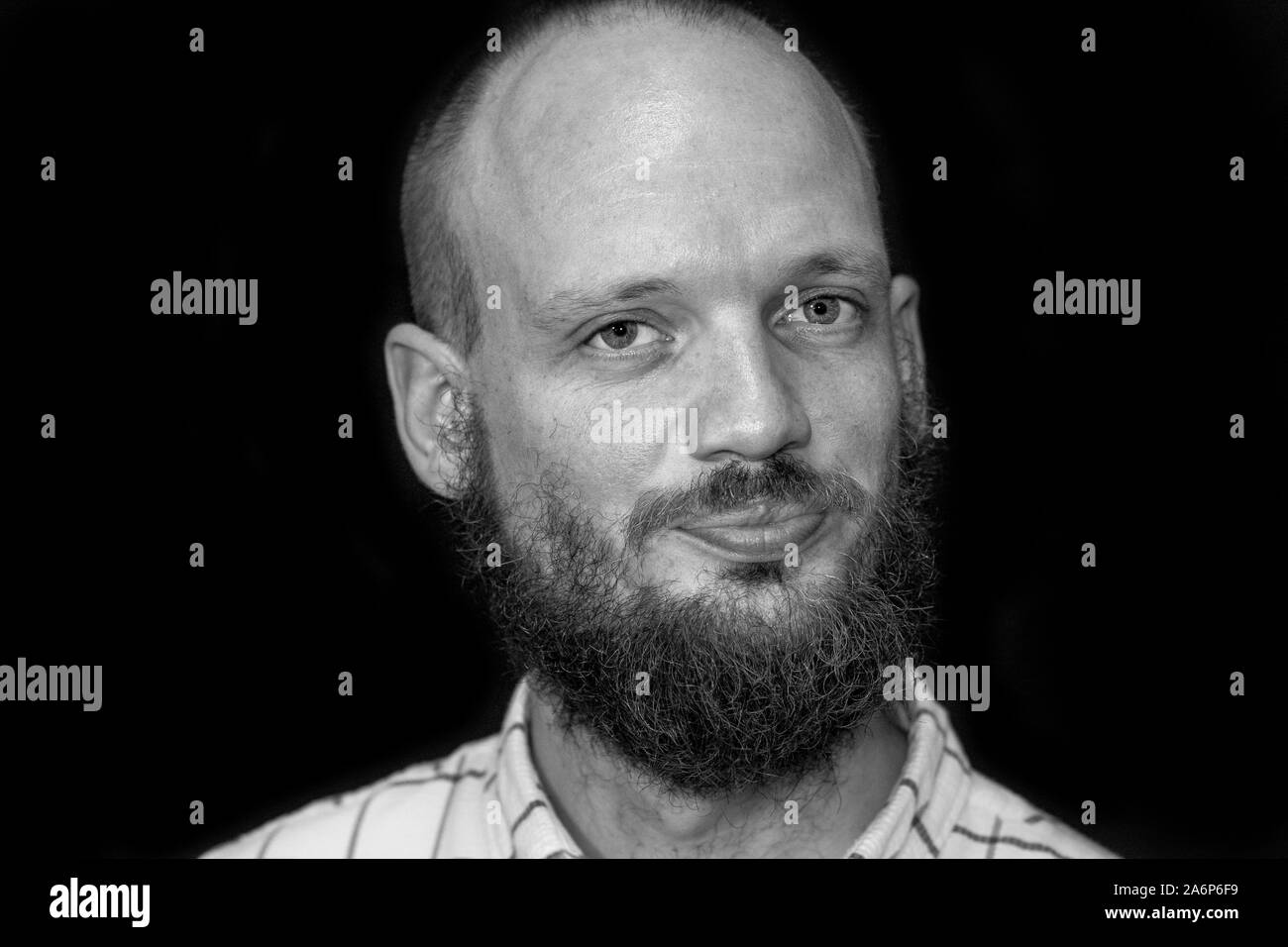 Portrait noir et blanc de smiling caucasian barbu beau modèle dans son 30s Banque D'Images