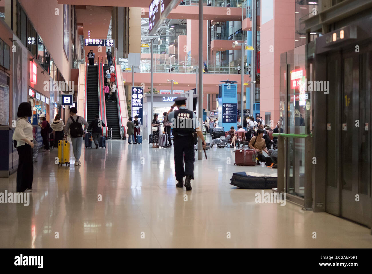 Sommet du G20 d'Osaka, policier et de l'augmentation de la sécurité dans les aéroports d'Osaka, 27 juin 2019 Banque D'Images