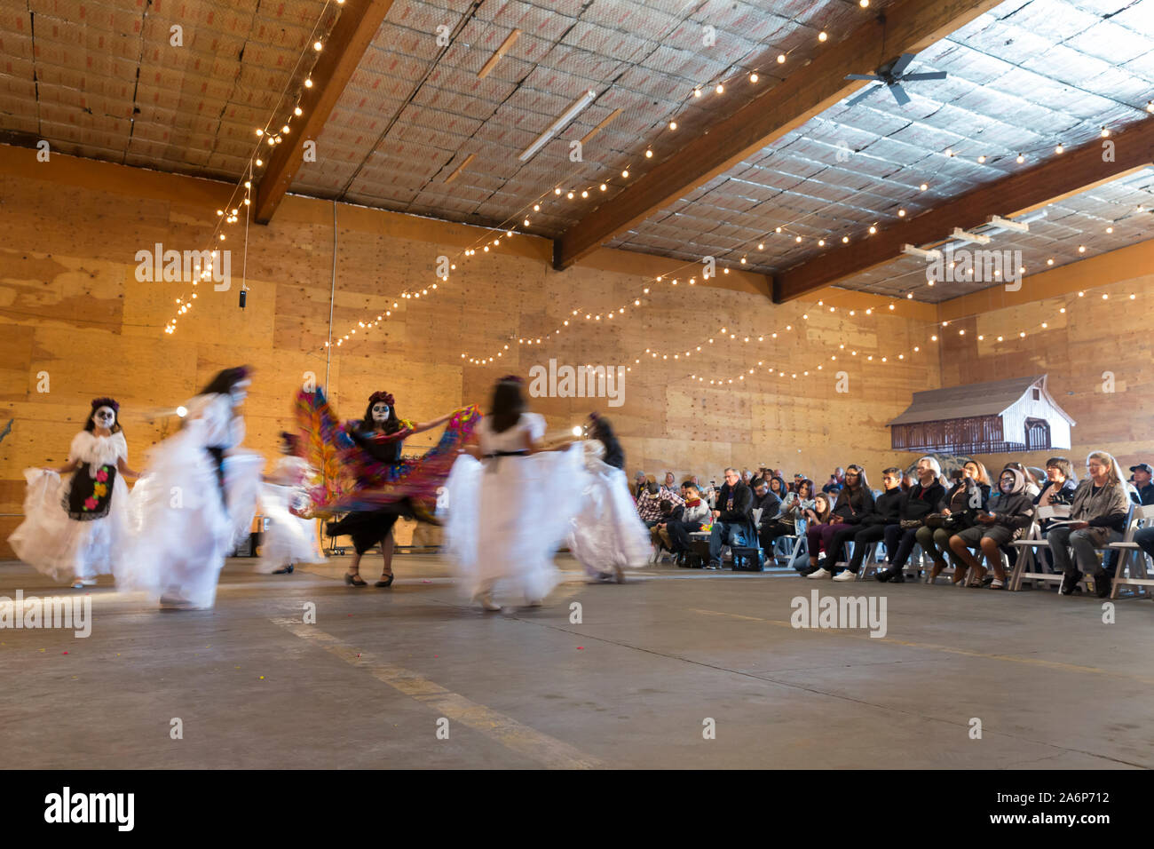 Les membres de la Davis high school ballet effectue folklorique 'La
