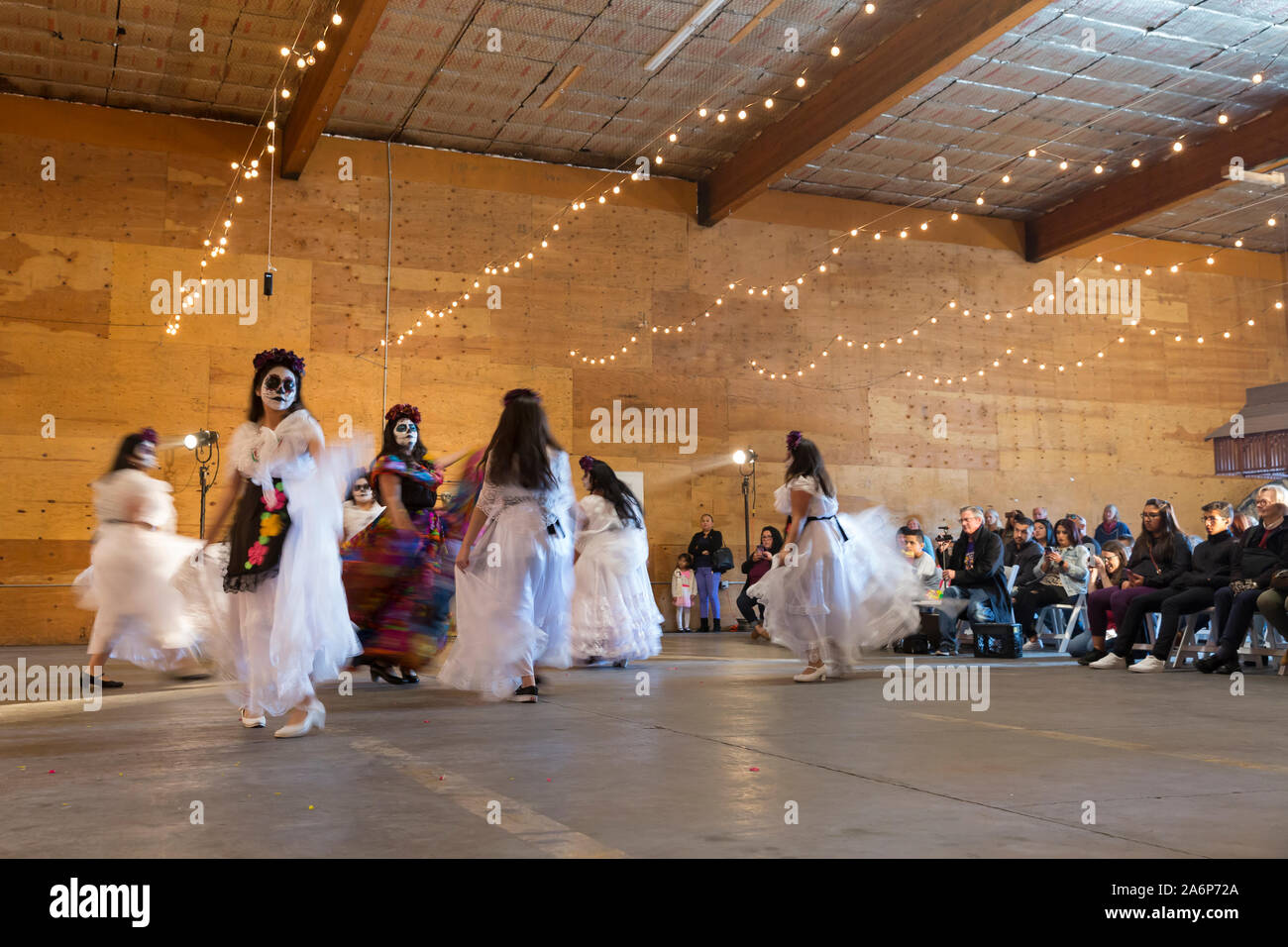 Les membres de la Davis high school ballet effectue folklorique 'La