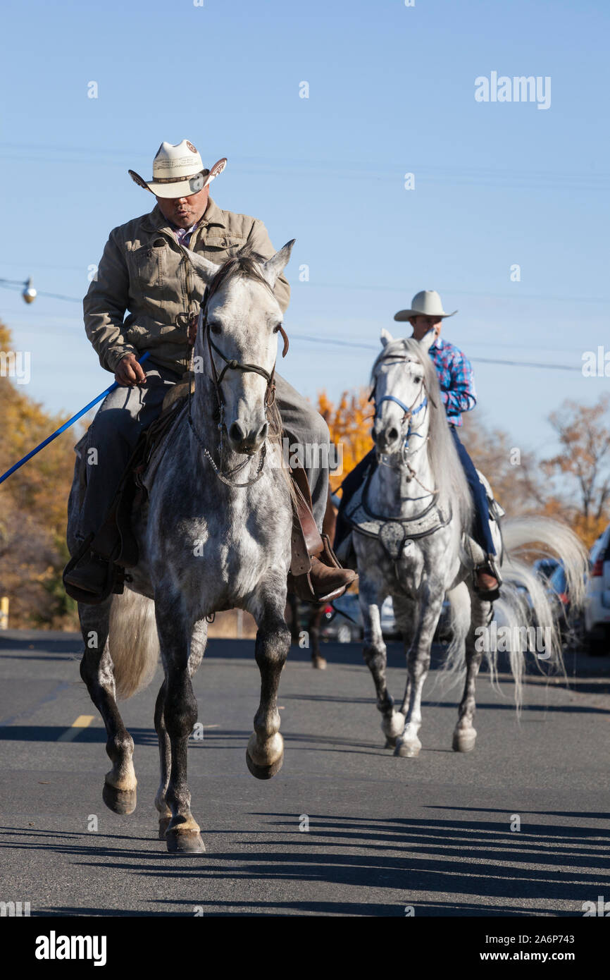 Chevaux au Dia de los Muertos en célébration communautaire Tieton, Washington le dimanche, Octobre 27, 2019. Tieton arts & lettres accueille la célébration annuelle de se souvenir de leurs amis et les membres de leur famille qui sont morts et pour aider à soutenir leur démarche. Banque D'Images