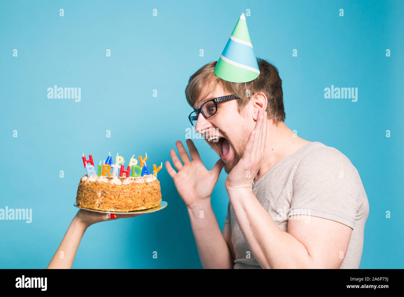 Fou Drole Jeune Homme Dans Un Papier De Souhaits Hat Veut Mordre Dans Un Morceau De Gateau De Felicitations Concept De Fricoter Et Voeux D Anniversaire Copie Photo Stock Alamy