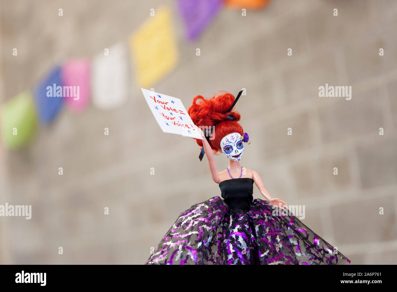 Peinte comme une poupée Barbie la Calavera Catrina accueille les participants à la South Central Washington Russie démocratique de l'Womxn table d'inscription des électeurs à la Dia de los Muertos en célébration communautaire Tieton, Washington le dimanche, Octobre 27, 2019. Tieton arts & lettres accueille la célébration annuelle de se souvenir de leurs amis et les membres de leur famille qui sont morts et pour aider à soutenir leur démarche. Banque D'Images