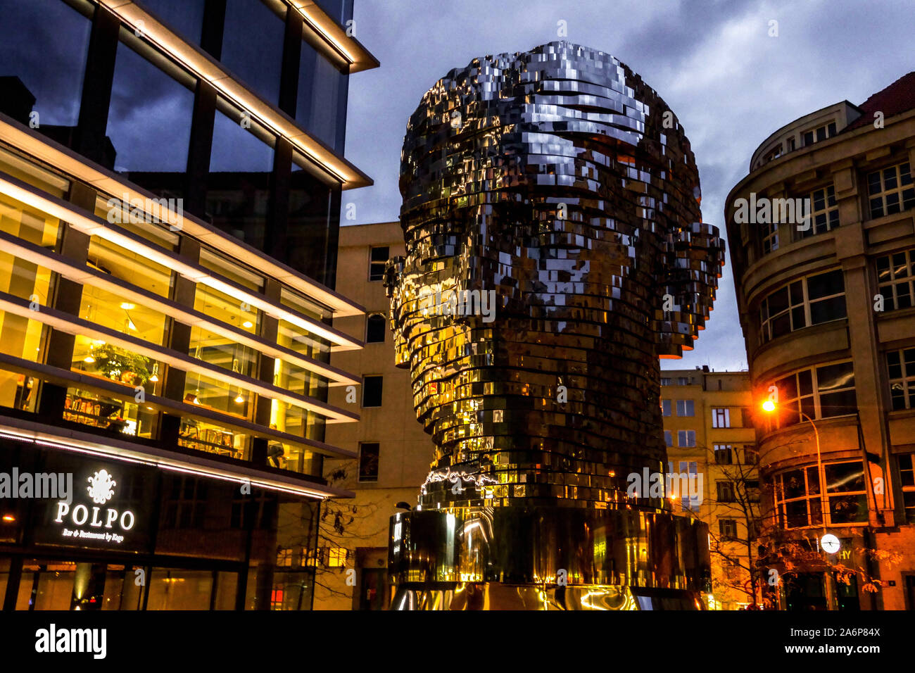 Franz Kafka statue tête sculpture mobile de Franz Kafka Prague art cinétique par David Cerny Banque D'Images