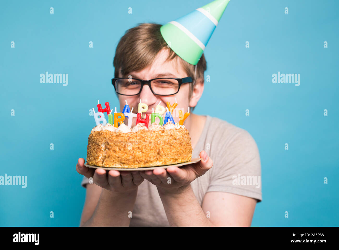 Jeune Homme Drole Fou Dans Les Verres Et Papiers Chapeaux Felicitations Joyeux Anniversaire Gateaux Tenant Debout Sur Un Fond Bleu Photo Stock Alamy Jeune Homme Drole Fou Dans Les Verres Et Papiers Chapeaux Felicitations Joyeux Anniversaire Gateaux Tenant Debout Sur Un Fond Bleu Photo Stock Alamy
