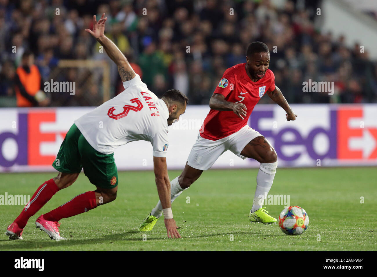 Sofia, Bulgarie - 14 octobre 2019 : Raheem Sterling (R) est vu en action contre un joueur de football bulgare au cours de la Bulgarie contre l'Angleterre rapprocher une partie de 20 Banque D'Images