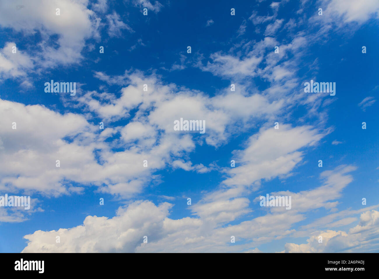 Bue ciel avec nuages blancs. Banque D'Images Bue ciel avec nuages blancs. Banque D'Images