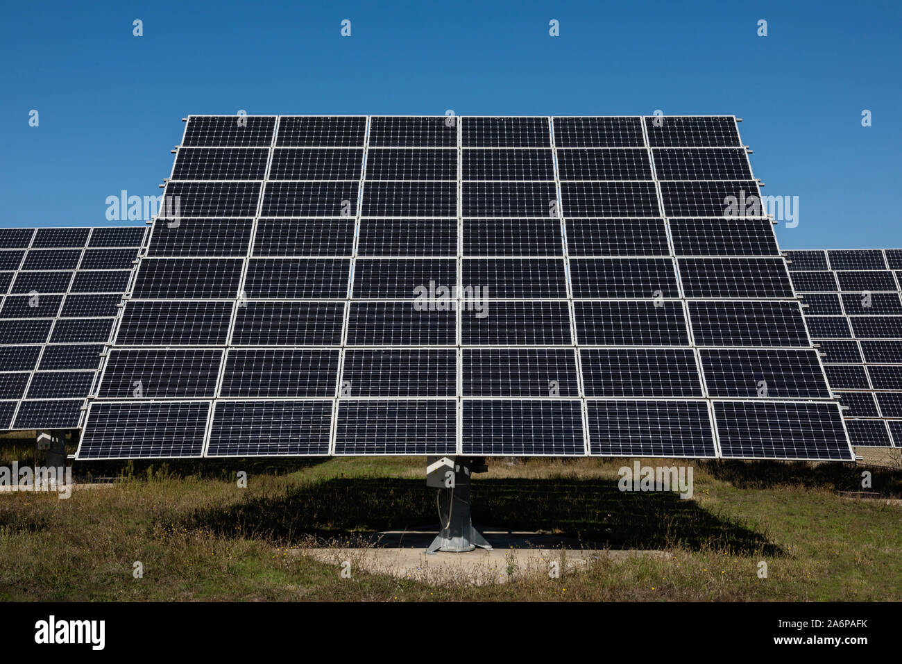L'énergie photovoltaïque solaire nouvelle rotation automatique de l'arbre de support Banque D'Images