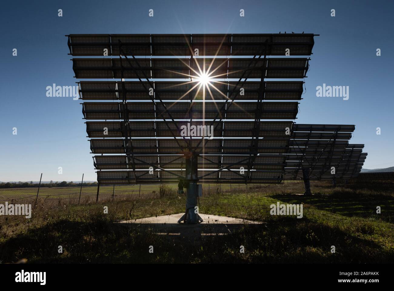 Power Plant à l'aide d'énergie solaire renouvelable retour Banque D'Images Power Plant à l'aide d'énergie solaire renouvelable retour Banque D'Images