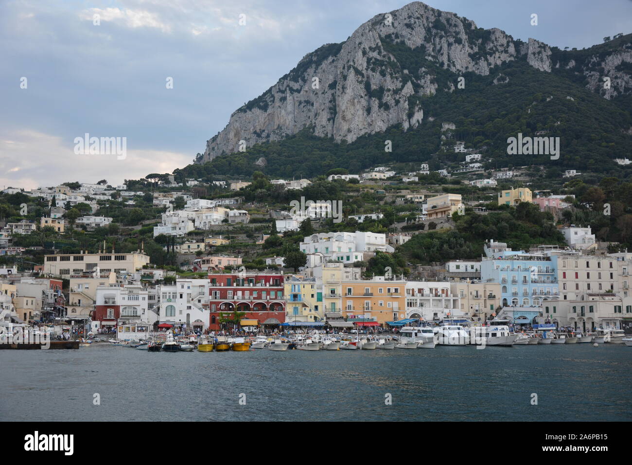 CAPRI, ITALIE - 23 août 2018 : Le point de vue de l'île de Capri marina et les maisons sur le port Banque D'Images