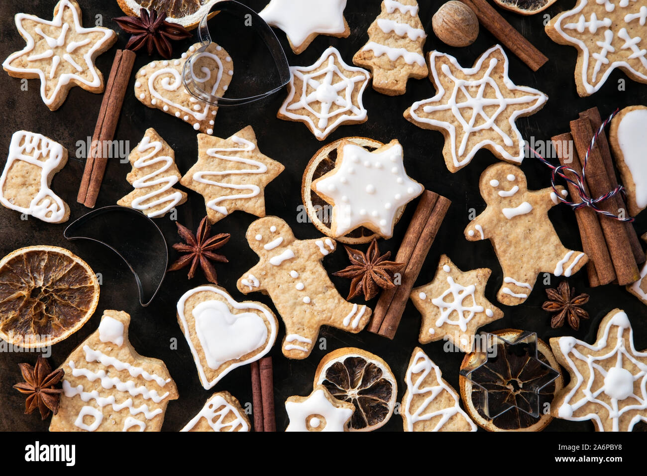 Gingerbread cookies avec des épices sur fond de bois Banque D'Images