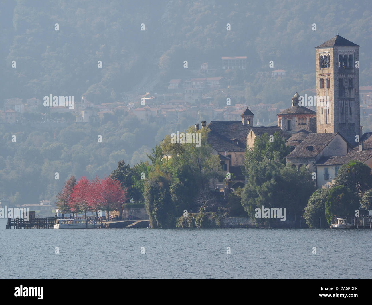 Couleurs d'automne sur l'île de San Giulio, le lac Orta. Piémont Banque D'Images