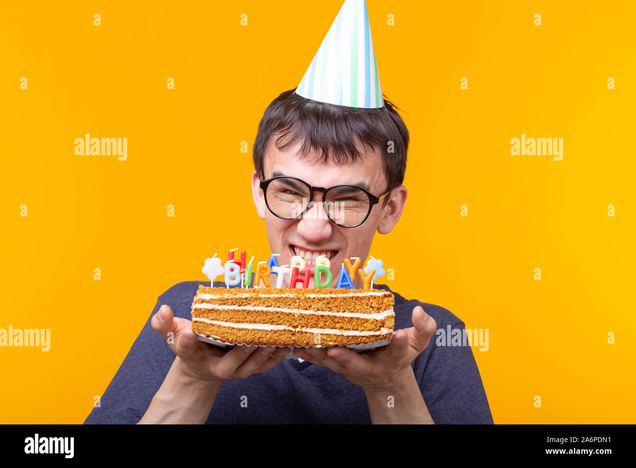 Funny Guy Positive Dans Les Verres Tient Dans Ses Mains Un Gateau Fait Maison Avec L Inscription Joyeux Anniversaire Posant Sur Un Fond Jaune Concept De Photo Stock Alamy Funny Guy Positive Dans Les Verres Tient Dans Ses Mains Un Gateau Fait Maison Avec L Inscription Joyeux Anniversaire Posant Sur Un Fond Jaune Concept De Photo Stock Alamy