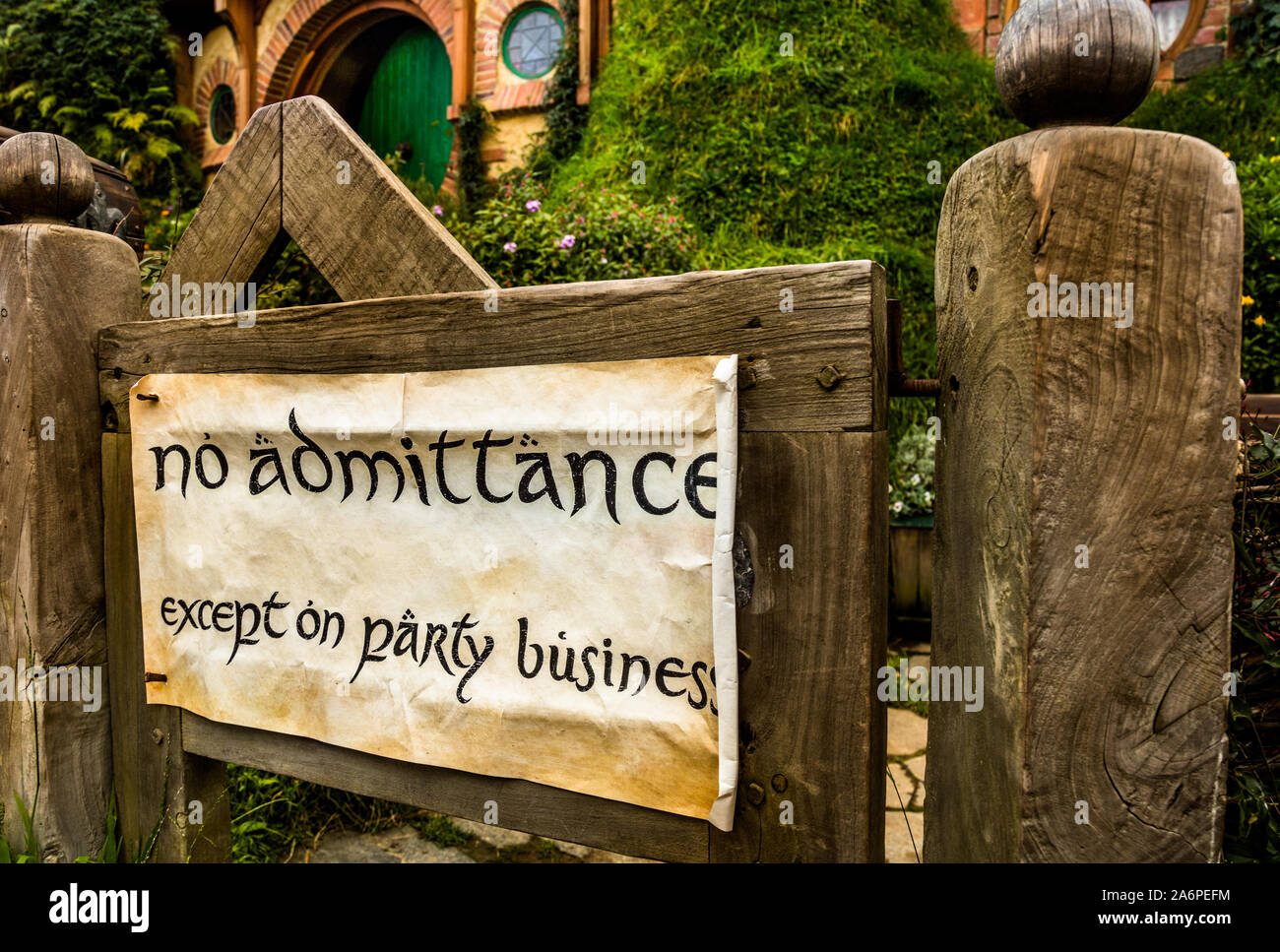 Sac à l'entrée (fin du Hobbit Bilbo Baggin trou) et signer sur un essai de 111e anniversaire. Hobbiton Movie Set, Matamata, Nouvelle-Zélande Banque D'Images