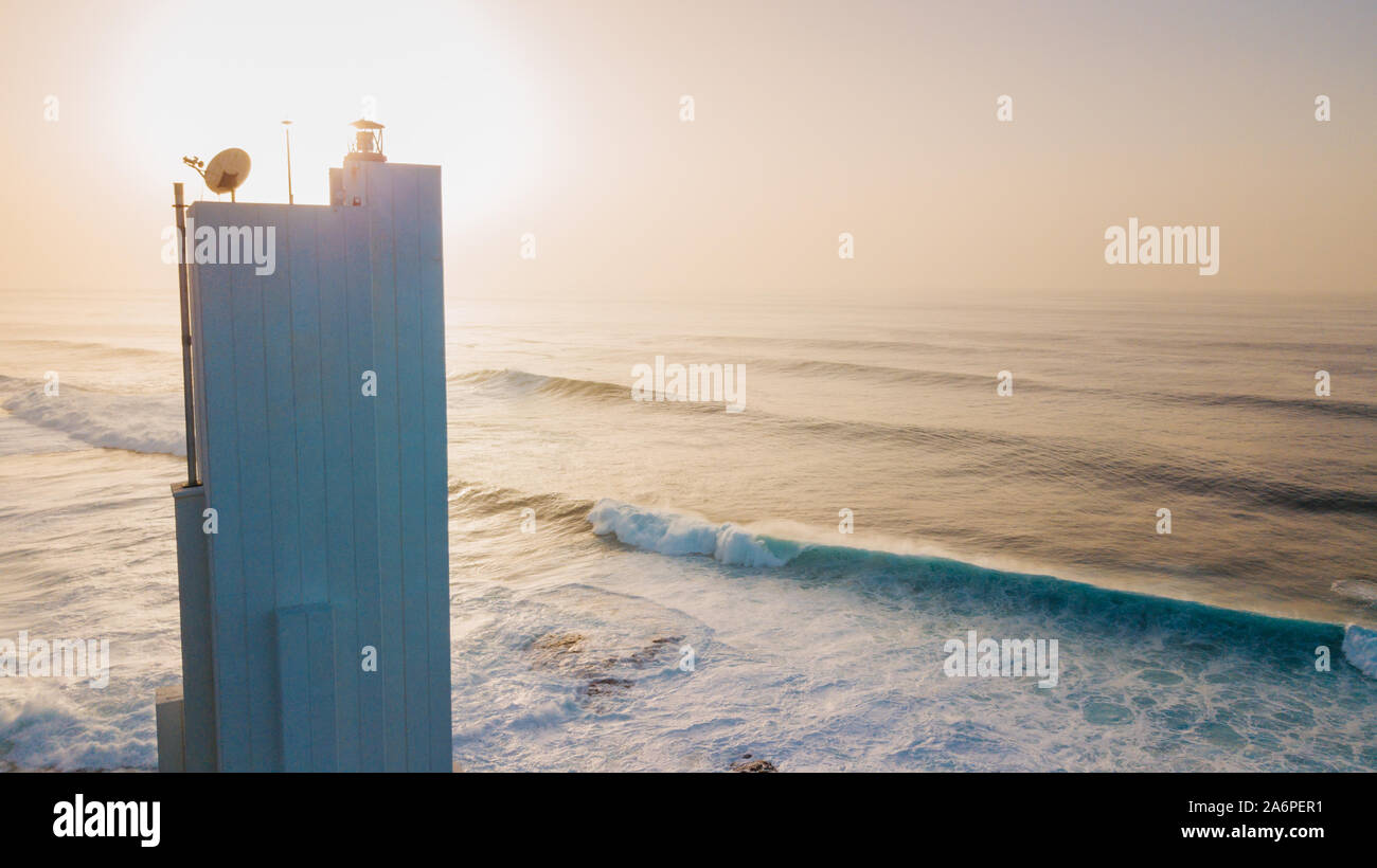 Phare de Punta del Hidalgo. Paysage avec vue sur l'océan. Le coucher du soleil. Banque D'Images