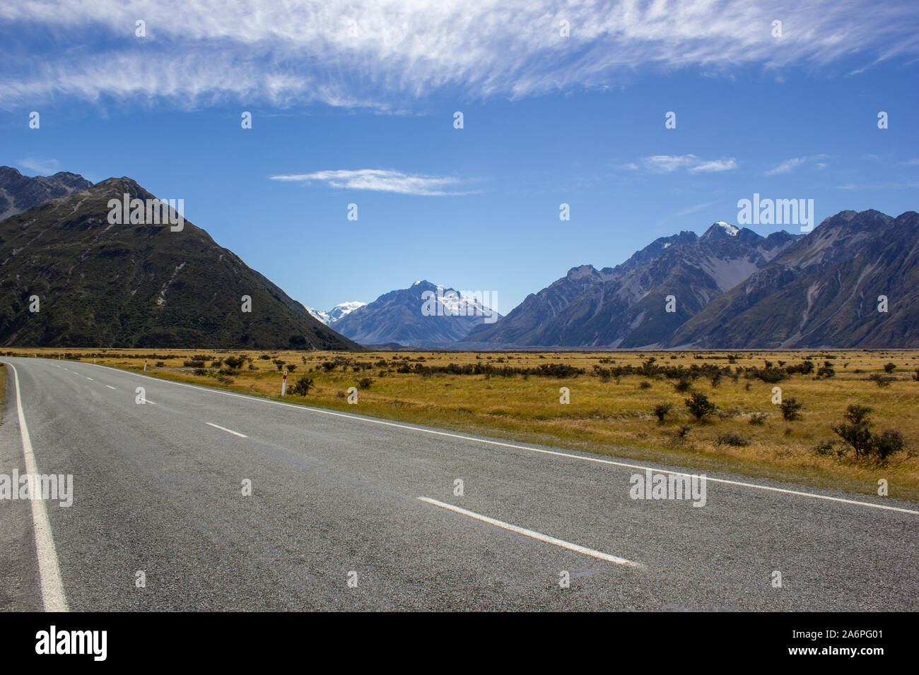 Route de montagne d'asphalte près du Lac Pukaki près du Mont Cook, sur fond de ciel bleu avec des nuages, le Mont Cook, île du Sud, Nouvelle-Zélande Banque D'Images