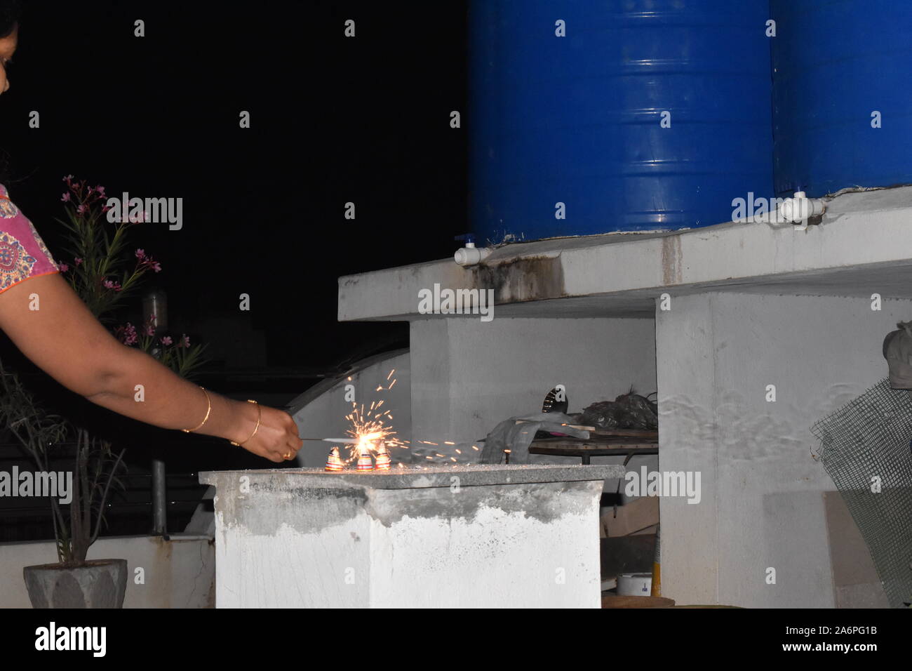 Bac à fleur d'artifice Diwali Diwali festival feu d'étincelles d'arbres est célébré en Inde plus populaire fête hindoue célébrée avec feu d'artifice feu donnant. Banque D'Images