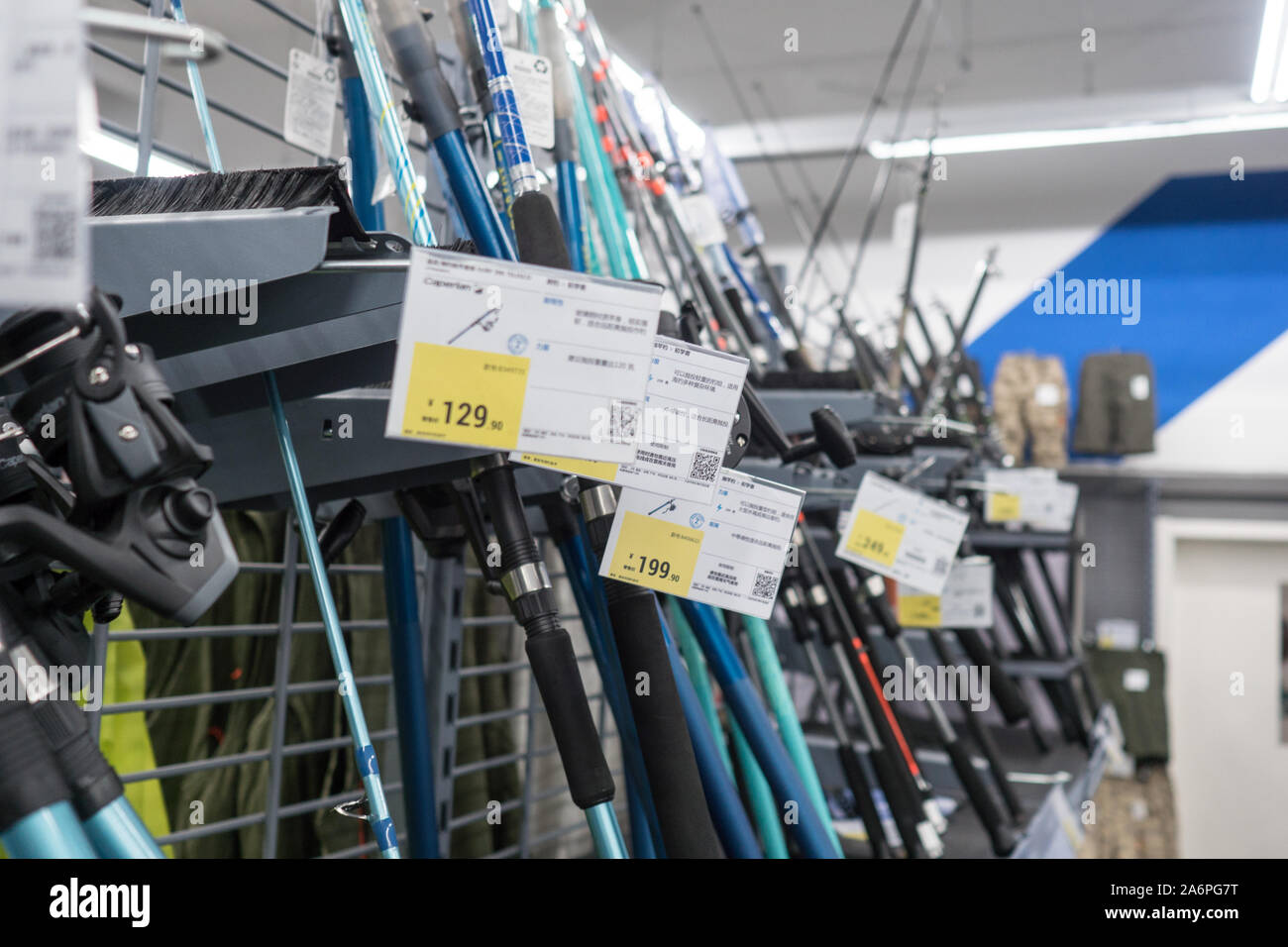 L'intérieur de l'équipement de pêche Decathlon, articles de sport et des  vêtements à Dalian, Chine 06/11/19 Photo Stock - Alamy