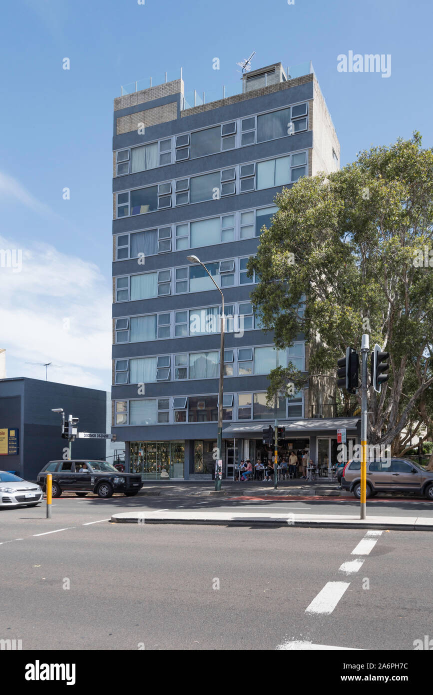 Une tour d'appartements de style international d'après-guerre avec espace de café et de vente au détail au rez-de-chaussée sur Oxford Street à Paddington, Sydney, Australie Banque D'Images