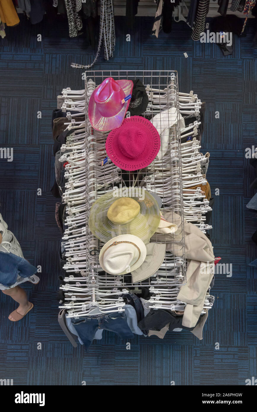 Vue de dessus d'un rack de vêtements avec des cintres en plastique blanc et une collection d'as coloré sur le dessus dans un magasin d'aubaines (Vinnies) à Sydney, Australie Banque D'Images