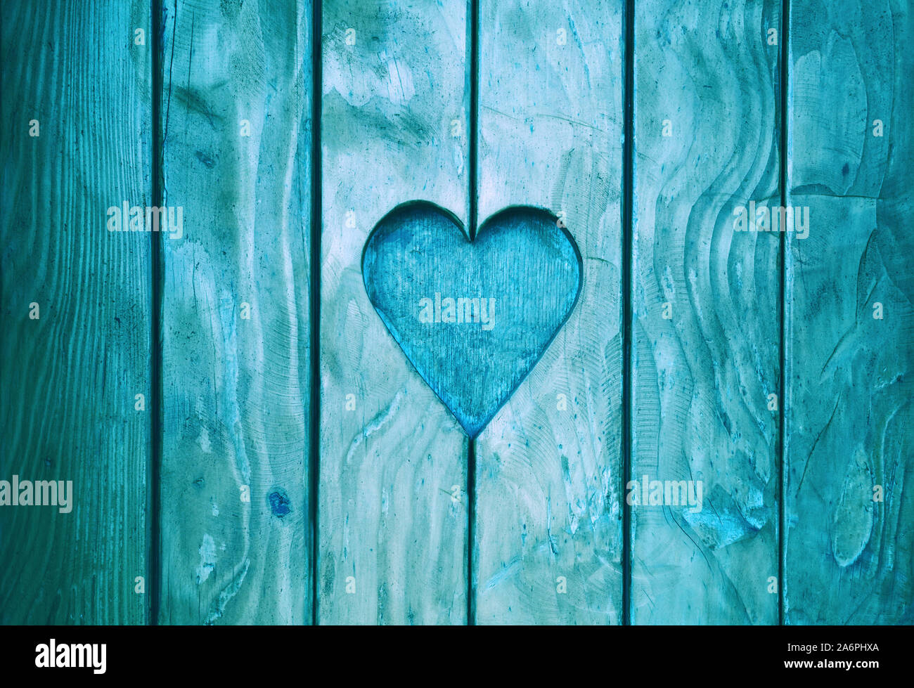 Près d'une forme de coeur, symbole de l'amour et de romance, en bois sculpté en bois peint bleu volets Banque D'Images