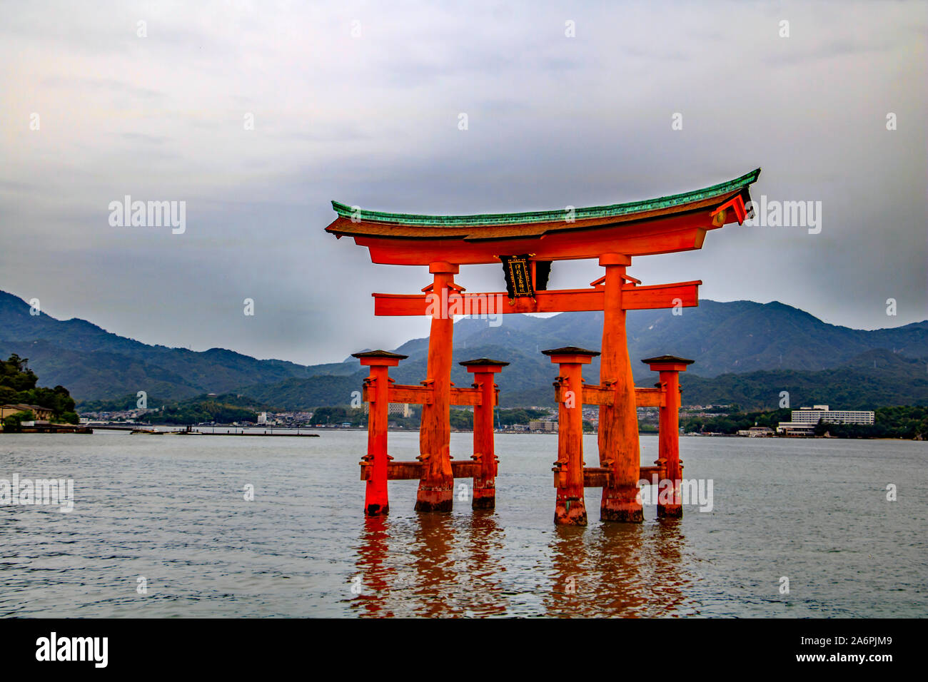 Le torii flottant d'Itsukushima dans la mer au large de l'île de Miyajima, Japon Banque D'Images