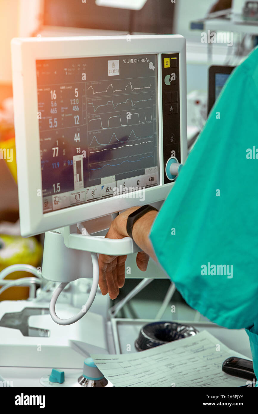 Moniteur de fréquence cardiaque dans un hôpital de théâtre. Chambre d'exploitation au cours de l'opération, à surveiller des indicateurs avec les organes vitaux Banque D'Images