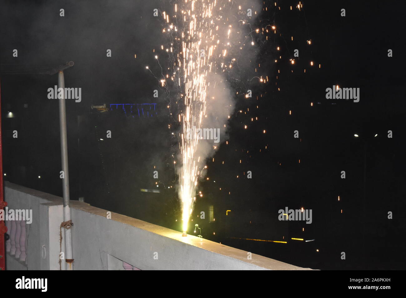 Bac à fleur d'artifice Diwali Diwali festival feu d'étincelles d'arbres est célébré en Inde plus populaire fête hindoue célébrée avec le feu fonctionne. Banque D'Images