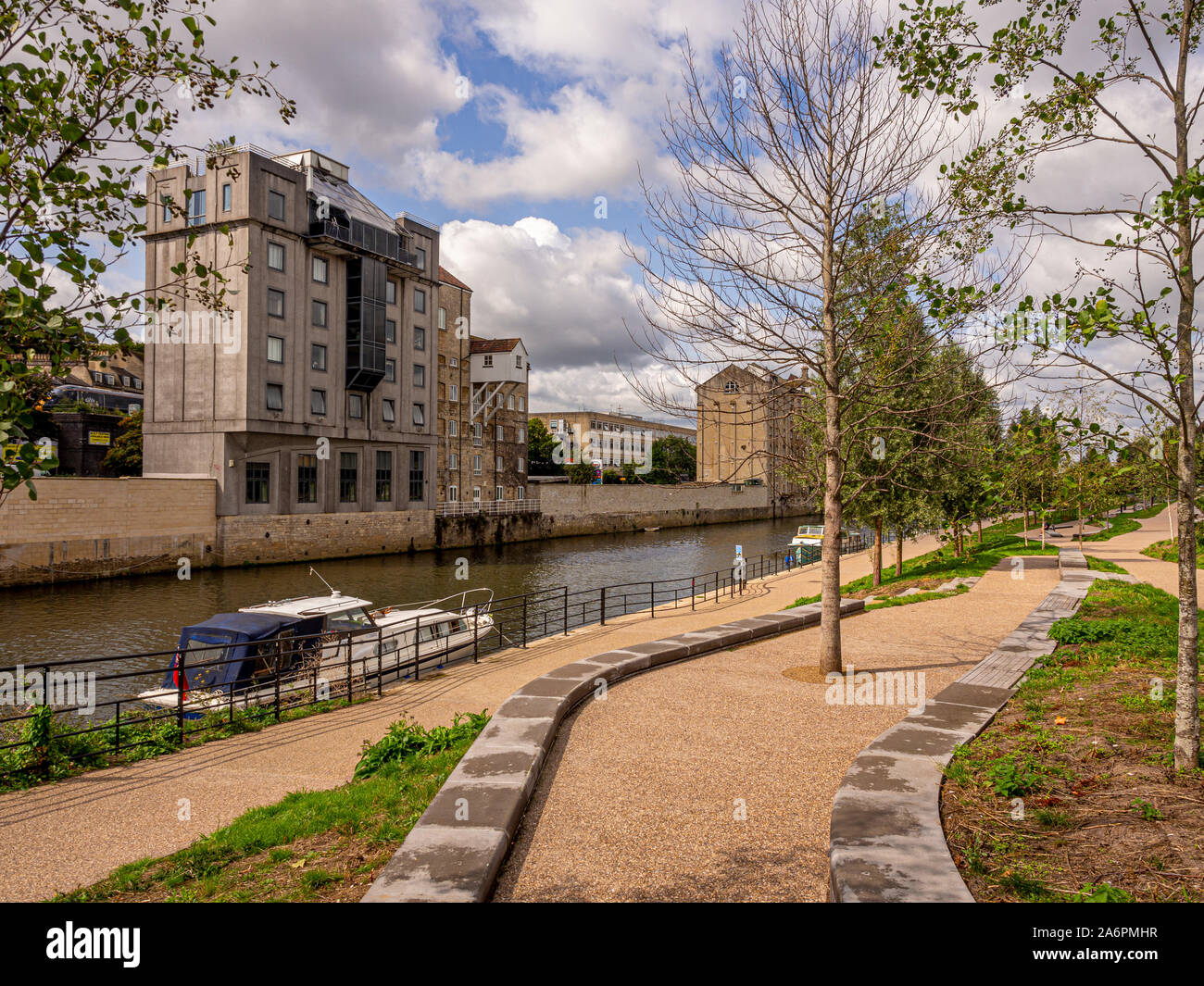 Baignoire Quays Waterside salon à côté de la rivière Avon, Bath, Somerset, Royaume-Uni. Banque D'Images