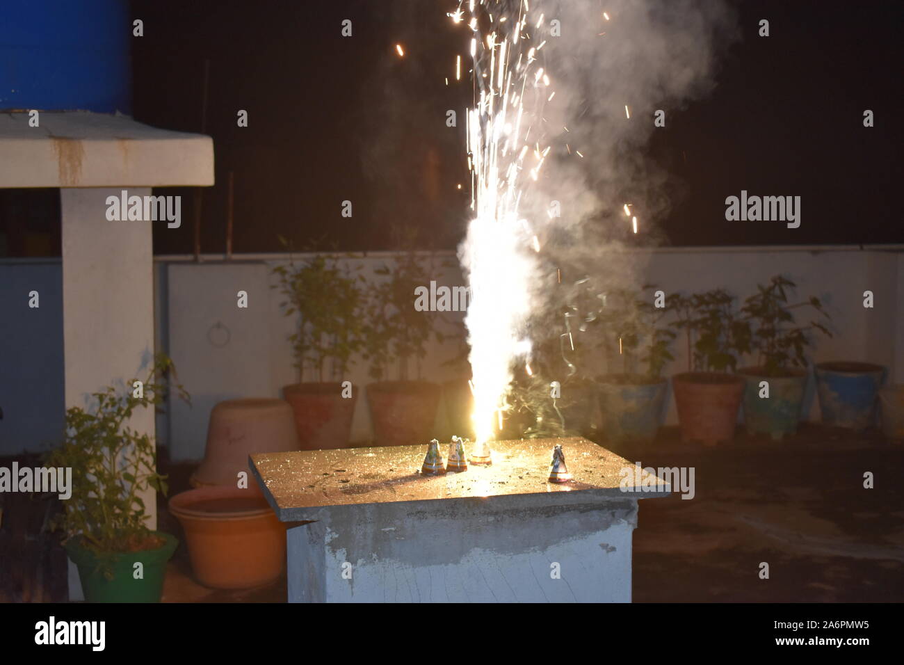 Bac à fleur d'artifice Diwali Diwali festival feu d'étincelles d'arbres est célébré en Inde plus populaire fête hindoue célébrée avec le feu fonctionne. Banque D'Images