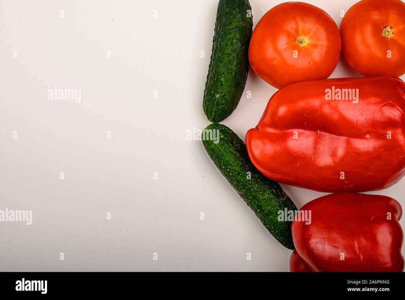 La tomate, le concombre et le poivron sur fond blanc. Régime alimentaire sain. Régime alimentaire de remise en forme. Copy space Banque D'Images