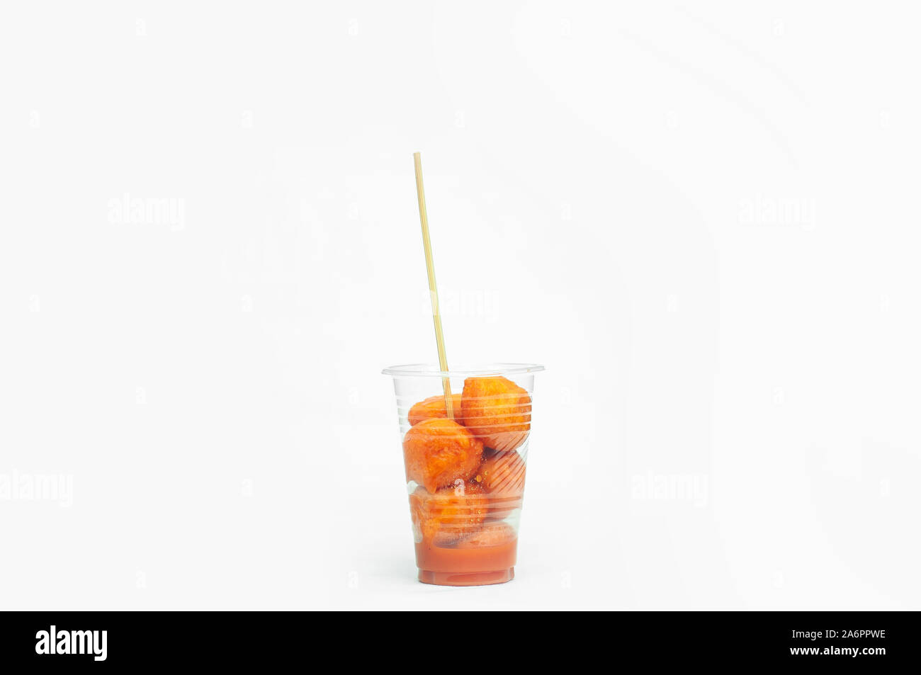 Kwek - Kwek / Tokneneng - une tempura-comme des aliments de rue en synthétique avec stick blanc fond isolé dans. Banque D'Images