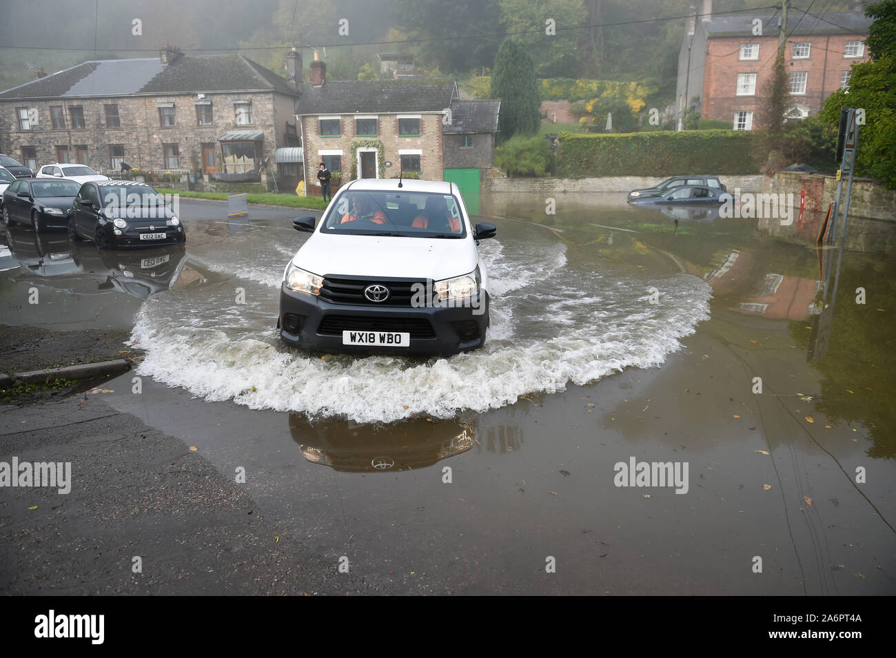 Conseil d'un véhicule 4x4 s'éteint sur un terrain plus élevé grâce à l'inondation dans la commune où la pluie de la Welsh Hills et les hautes marées ont envahi le village, qui se trouve à côté des rives de la rivière Wye, les rendant impraticables. Banque D'Images