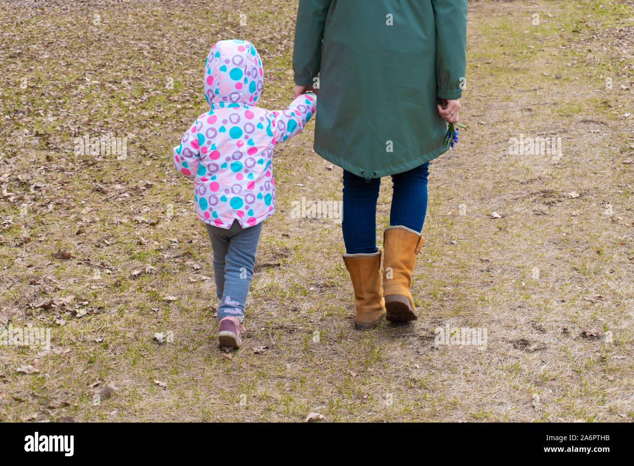 Mère et fille marcher extérieur parc Banque D'Images