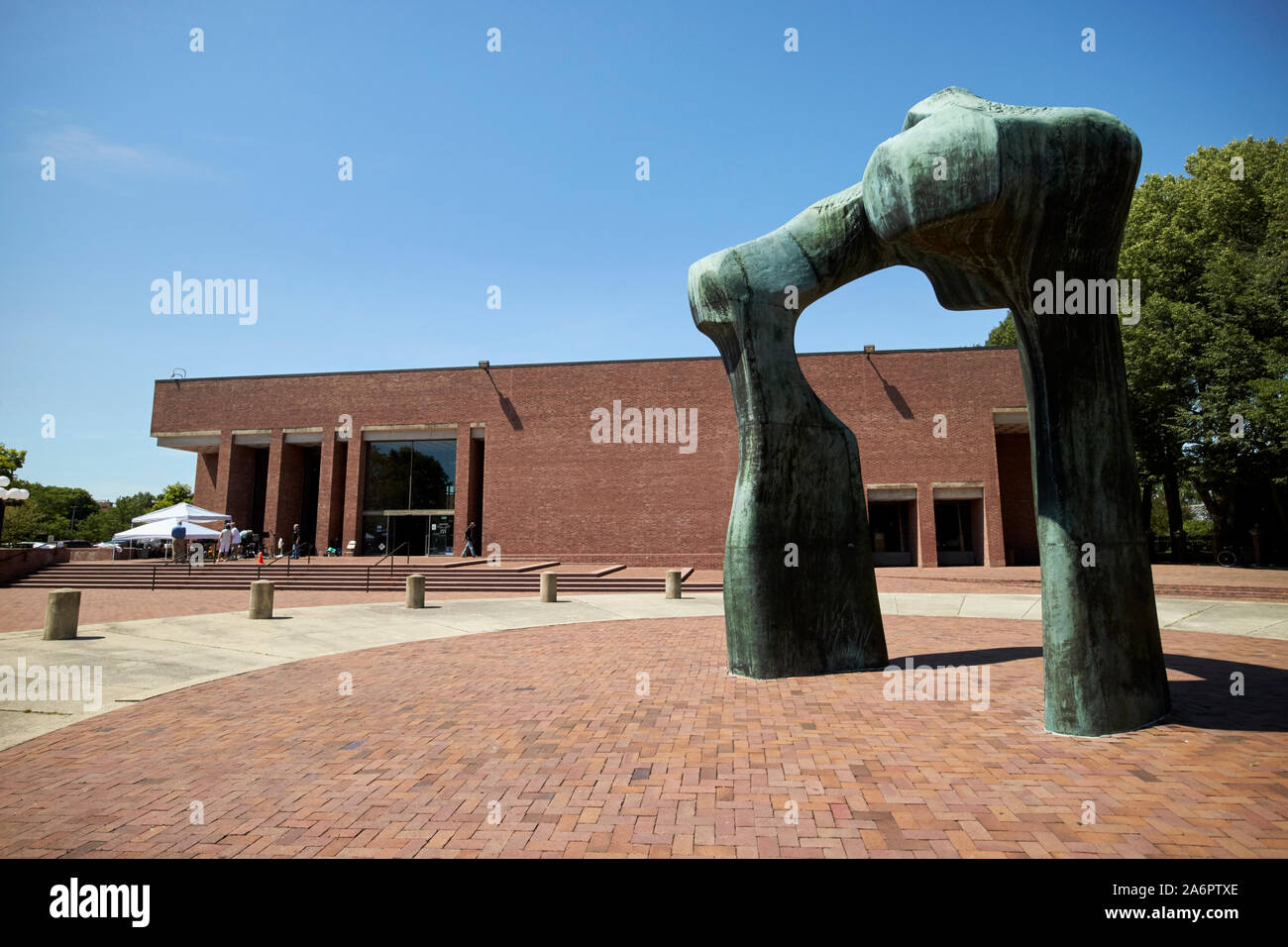 Grand arc par Henry Moore à l'extérieur de la CLEO Rogers Memorial Library Columbus Indiana USA Banque D'Images