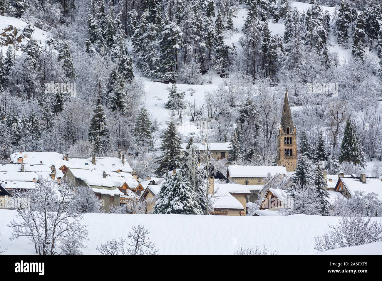 Village de La-Salle-les-Alpes avec de la neige en hiver. La vallée de Serre  Chevalier, Hautes-Alpes (05), Alpes, France Photo Stock - Alamy