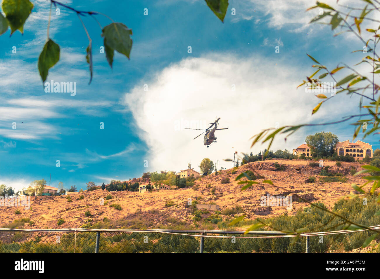 Vol d'hélicoptères tactiques modernes de l'hôtel. Le broyeur est rempli de nouvelles technologies pour la guerre tactique. Ciel nuageux Ciel bleu en arrière-plan. Banque D'Images