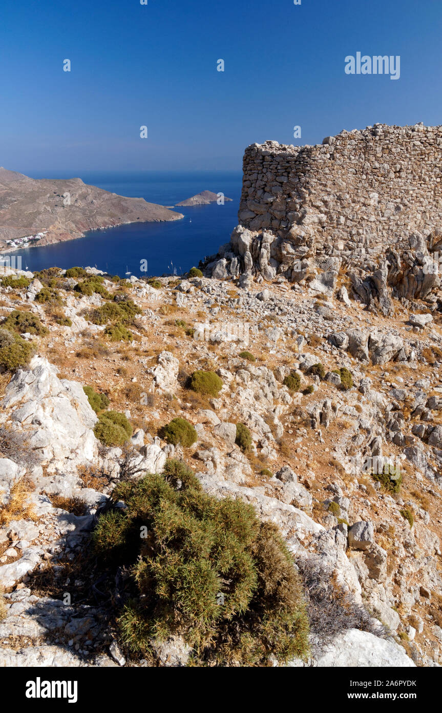 Agriosykia Château et la baie de Livadia, Tilos, îles du Dodécanèse, Egée du Sud, la Grèce. Banque D'Images