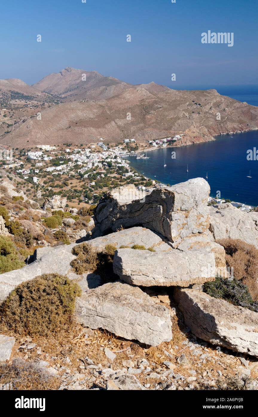 Vue sur la baie de Liavdia Gerontas, Tilos, îles du Dodécanèse, Egée du Sud, la Grèce. Banque D'Images