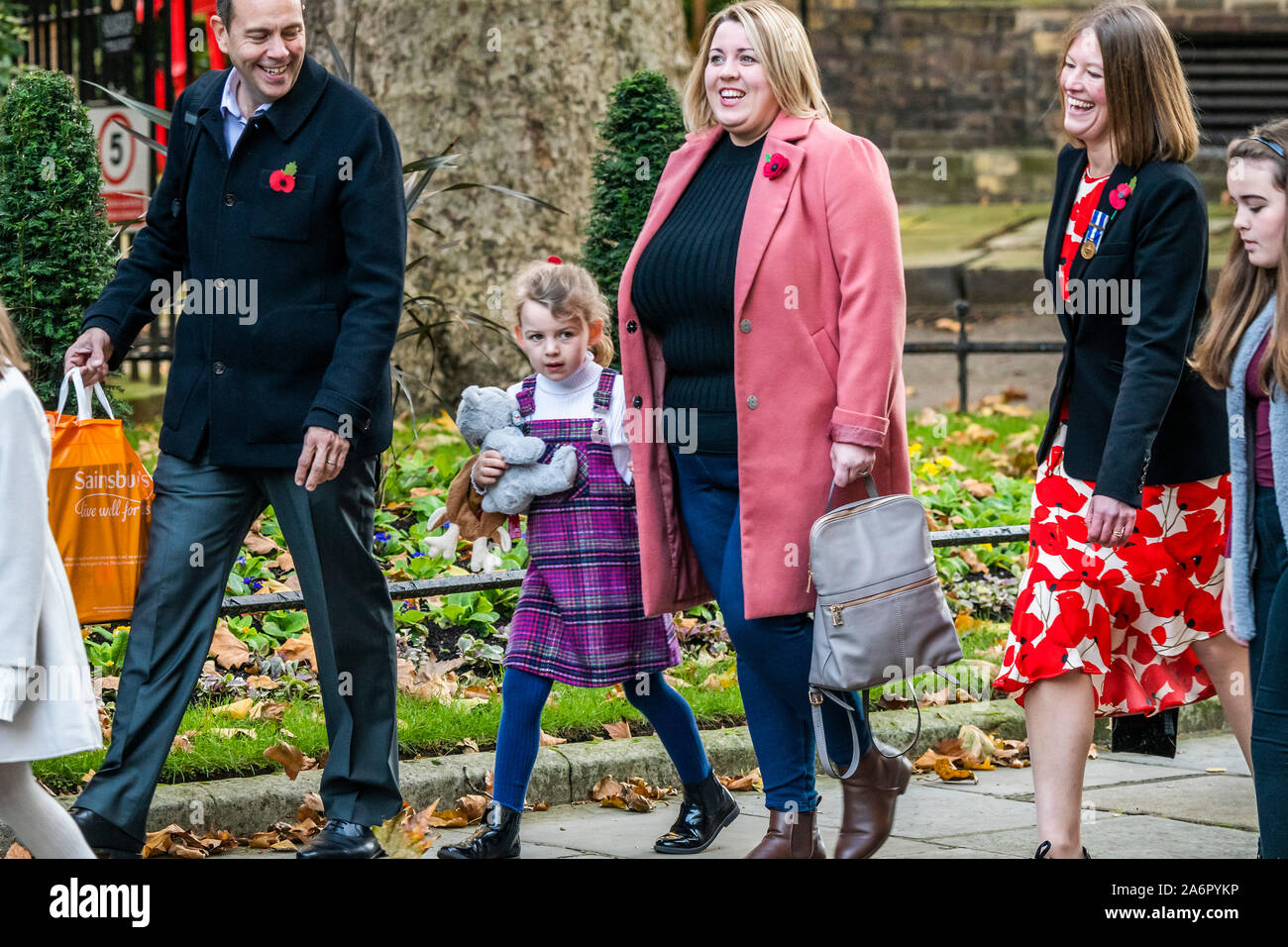 Londres, Royaume-Uni. 28 Oct, 2019. Le Gardner (incl Maisy, 10 couche de blanc, et son père Duane, avec des médailles)famille et la RBL personnel arrive à répondre aux - Le Premier ministre Boris Johnson rencontre les collectes de fonds pour la Royal British Legion et achète un coquelicot en face de la porte de Downing Street. Crédit : Guy Bell/Alamy Live News Banque D'Images