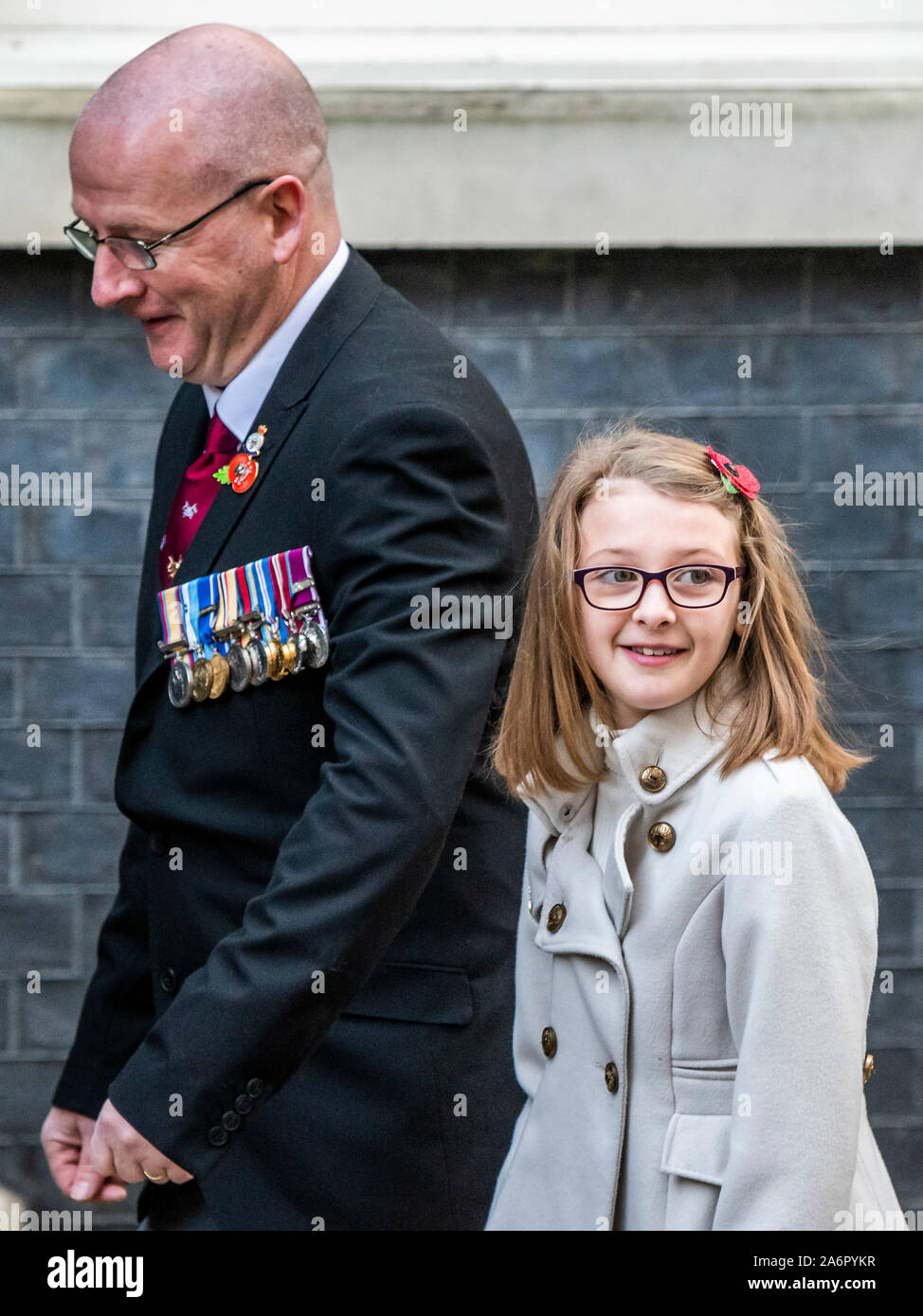 Londres, Royaume-Uni. 28 Oct, 2019. Le Gardner (incl Maisy, 10 couche de blanc, et son père Duane, avec des médailles)famille et la RBL personnel arrive à répondre aux - Le Premier ministre Boris Johnson rencontre les collectes de fonds pour la Royal British Legion et achète un coquelicot en face de la porte de Downing Street. Crédit : Guy Bell/Alamy Live News Banque D'Images