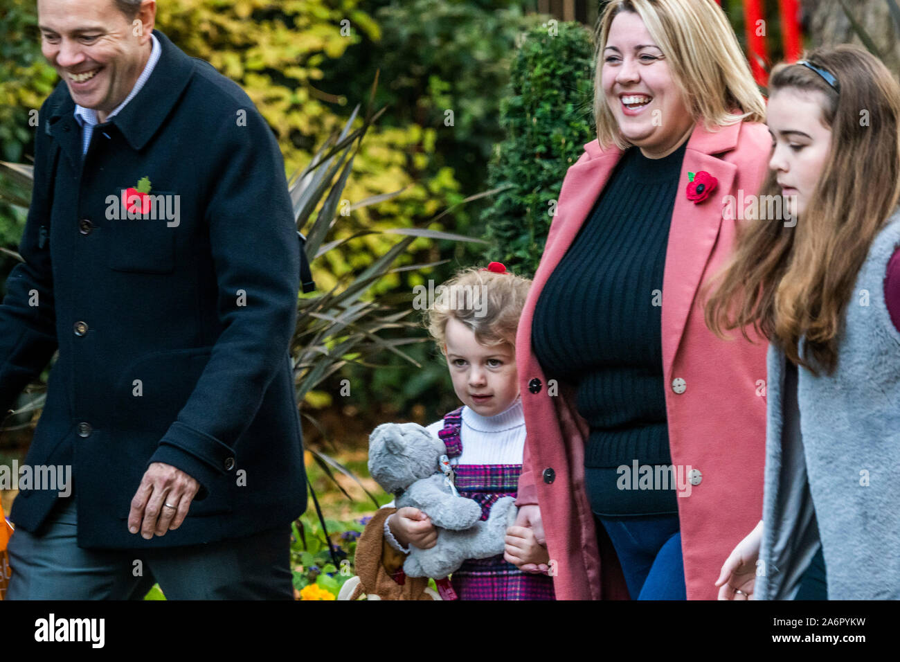 Londres, Royaume-Uni. 28 Oct, 2019. Le Gardner (incl Maisy, 10 couche de blanc, et son père Duane, avec des médailles)famille et la RBL personnel arrive à répondre aux - Le Premier ministre Boris Johnson rencontre les collectes de fonds pour la Royal British Legion et achète un coquelicot en face de la porte de Downing Street. Crédit : Guy Bell/Alamy Live News Banque D'Images