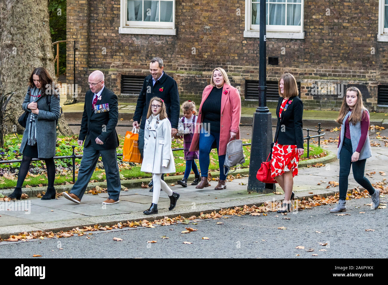 Londres, Royaume-Uni. 28 Oct, 2019. Le Gardner (incl Maisy, 10 couche de blanc, et son père Duane, avec des médailles)famille et la RBL personnel arrive à répondre aux - Le Premier ministre Boris Johnson rencontre les collectes de fonds pour la Royal British Legion et achète un coquelicot en face de la porte de Downing Street. Crédit : Guy Bell/Alamy Live News Banque D'Images