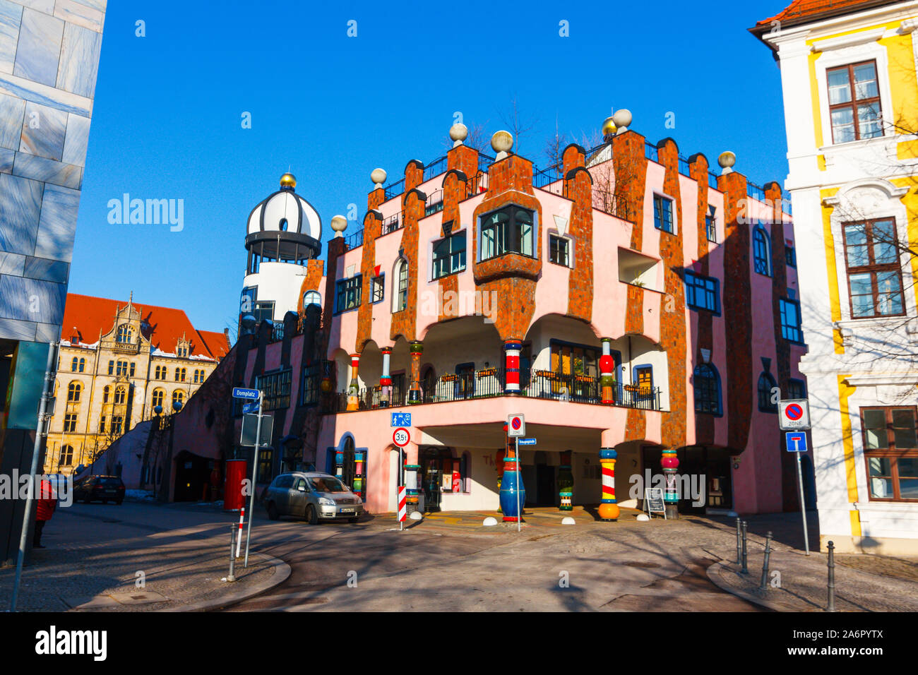 Magdeburg, Allemagne - 25 Février 2019 : construction d'art Hundertwasser avec mosaïque. Un coin café en face de deux-points de maison Hundertwasser Banque D'Images